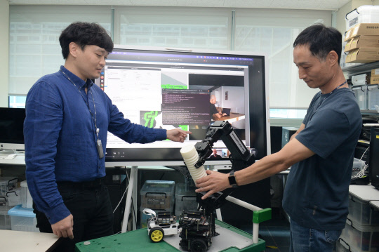 ETRI는 AI 기반 사물 자율 행동 기술인 '액션 브레인'을 적용한 보조 로봇으로 세계 최대 로봇 학술대회(IROS 2022)에서 행동인식 경쟁 분야 2개 부문에서 우승했다.    ETRI 제공